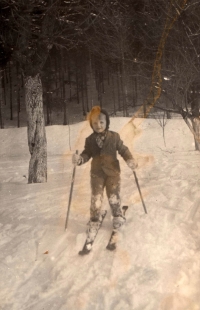 Lubomír Schimmer as a little boy on skis in Podmorany in the winter of 1943