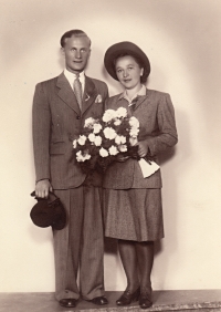 Witness's parents Marie Mullerová and Jan Hradecký's wedding photo, Prague, 1943