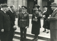 Karel Janoušek a jeho žena Anna Janouškova po promoci na Přírodovědecké fakultě Univerzity Karlovy 23.6.1939