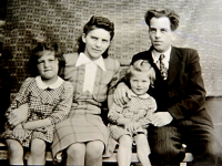 Rodinná fotografie Prchalových, zleva sestra Jarmila, maminka Pavla, Želmíra a otec Josef, rok 1941, Kněževes