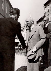 Josef Prchal, father of the witness, who was the chairman of the Jesenice municipality in 1946, greets President Edvard Beneš during his visit, Josef Prchal on the left