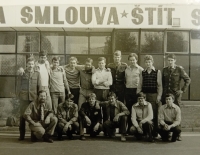 Odchod do civilu, Otto Schneider ve spodní řadě, první vlevo, Horní Počaply, 1977