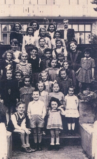 Kitty Pavelková (first from the left in the second row from the top in a white shirt with a tie) in a sanatorium in the Tatras after her return from Terezín