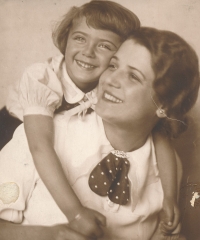 Kitty Pavelková with her mother Cecilia Lachs, 1935