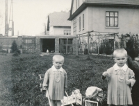 Jarmila Šrámková se svým dvojčetem Věrou před domem v Roztokách u Jilemnice, 1930