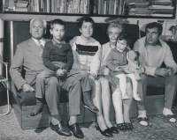 Klára Formanová as a child with her brother, parents and paternal grandparents