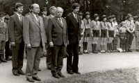 The first commemorative gathering in 1990 on the anniversary of the burning of the village of Ležáky. In the front, on the far right, stands the witness František Postupa