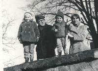 Anna Dusová s manželem Jaromírem, dcerou Hanou a synem Petrem, 1972