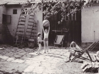 Daughters Jana Kesslerová and Laďka Kesslerová, summer of 1971