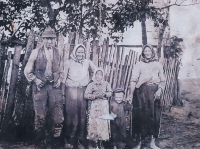 The photo shows the grandmother of the witness together with the Pražák family, Rovensko, undated