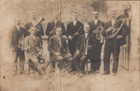 Musicians from Rovenska. In the middle with a stick sits the teacher Palat from Bohemia, who founded the band, undated image