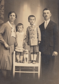 The family of Marta Jíchová's mother (second from left) in the early 1930s in the South Bohemian town of Blatná