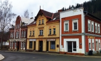 Restaurace Červený mlýn (vlevo) zažívala zlaté časy po pádu komunistického režimu, kdy do ní proudily davy východních Němců na smažený sýr s bramborem