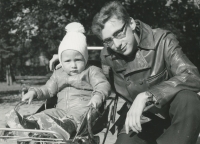 Pavel Lejhanec with his son David in 1973