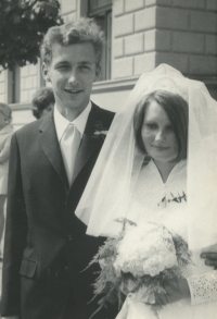 Wedding photo of Naďa and Pavel Lejhanc in front of the town hall in Pardubice in 1973