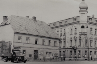 Hotel Bílá labuť po druhé světové válce. Jedná se o budovu vpravo