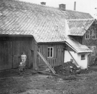 Sisters Zdeňka and Dáša in front of their house in Jesenné near Semily with their grandfather Josef Skrbek during the war