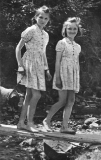 Zdeňka (left) with her sister Dáša after the war, ca. 1946