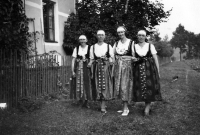 Women in folk costumes, Těšín region, between the wars