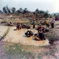 Domorodci rýžují safíry, Laos, 1985