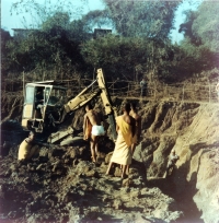 Těžba safírů, buddhističtí mniši pozorují těžbu, Laos, 1985