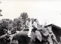 Jiří Lukš uprostřed na hřbetu slona, Laos, 1985