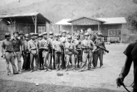 Vpravo Jiří Lukš se skupinou laoských vojáků, Laos, 1986