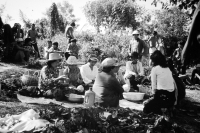 Příprava jídla pro laoské pracovníky, Laos, 1986