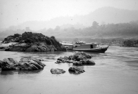 Proplouvání mezi skalisky řeky Mekong, Laos, 1984