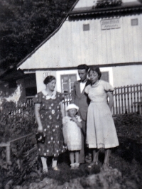 Edeltraud Ríedel with her mother, uncle and his wife / Bruntál / around 1933