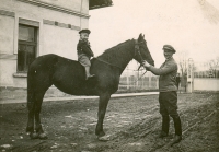 Václav Sobotka v Bolehošťské Lhotě na koni a s hospodářem 1. 3. 1945