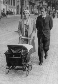 Zdenka Kopecká v kočárku s rodiči Annou a Zdenkem Varhaníkovými, 1933