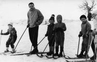 Miroslav Svoboda (čtvrtý zleva) na lyžích v roce 1971