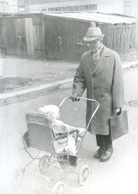 Karel Chmelka, Miroslavův kmotr, se synem Štěpánem v roce 1985