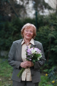 Ludmila Cibulková in the courtyard of the Memory of Nations of the Pilsen Region with a bouquet as a thank you for the filming, 19 April 2023