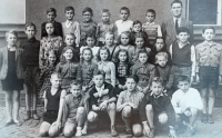 Karel Dlabola (upper row, second from the left) in a photo from the fourth class, 1949