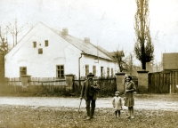 Hajný František Aman with his family, grandfather of Miroslav Svoboda's mother on his father's side, in Králíky in 1916