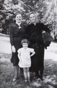 Božena Šálová s babičkou Marianou Zbrankovou a matkou Boženou Ruskovou, cca 1943 