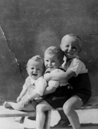 The witness as the oldest of the brothers (right), Travčice u Terezína, 1947