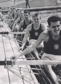 Bohumil Janoušek v roce 1964 na letní olympiádě v Tokiu, kde osma získala bronz. Sedí druhý zprava