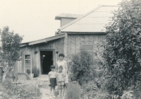 The Brumeks' house in Reflektor, Vlasta Najmanová with children in front of it, 1969