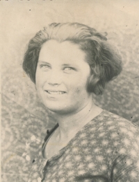 Matka pamětnice Marie Brumková, provdaná Šárová, cca 1940