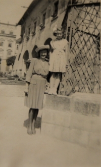 Květoslava Večeřová with her aunt