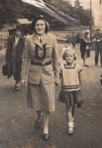 Ludmila Cibulková, rozená Kabátová, jako malá hočička s maminkou Emilií na XI. všesokolském sletu v Praze, 1948