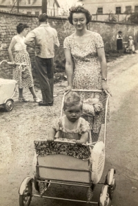 Pamětnice se svou dcerou Maruškou v osadě Pokrok v roce 1959