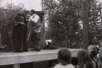 Zahradní slavnost jako rozloučení s osadou Pokrok, konec léta 1985