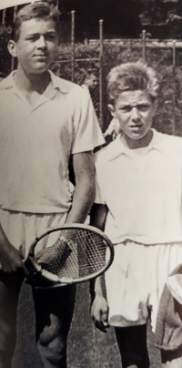 Václav Nedomanský (left) at the turn of the 1950s and 1960s at the Pardubice Junior, where he defeated the later Wimbledon winner Jan Kodes. Standing next to him on the right