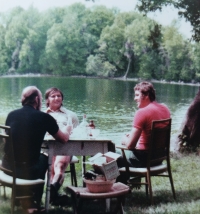 Václav Nedomanský (vpravo) v druhé polovině 70. let 20. století při pikniku. Vlevo od něj sedí Richard Farda, reprezentační útočník, s nímž v roce 1974 emigrovali z Československa