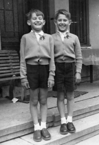 Tomáš Kučera in 1957 with his brother Antonín, who is standing on the right