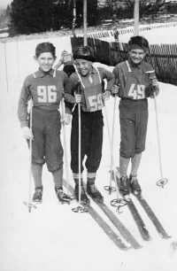 Tomáš Kučera (right) at the turn of the 1950s and 1960s at the races in Harrachov. To the left of him stands his brother Antonín